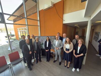 Von links nach rechts: Dr. Marcus Tum (RIWA GmbH), Dr. Timon Hölle (FritzKom), Arthur Brei (RIWA GmbH), Reinhard Kofler (RIWA GmbH), Dr. Susanne Klöpping(StMD), Eva Fröhlich (Geschäftsleitung Markt Weisendorf), Digitalminister Dr. Fabian Mehring, Erster Bürgermeister Karl Heinz Hertlein, MdL Walter Nussel, Barbara Schmatz (AKDB), Stefanie Karmann (AKDB) und Florian Pfisterer (SyncPilot)